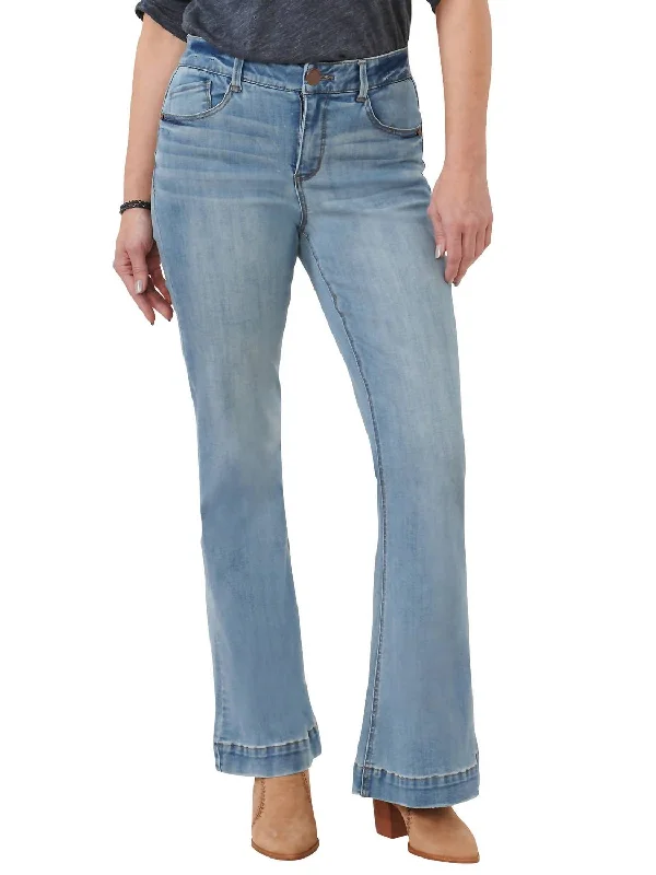 Women's Activewear for Exercise and Sports Artisanal Retro Flared Jeans In Light Blue